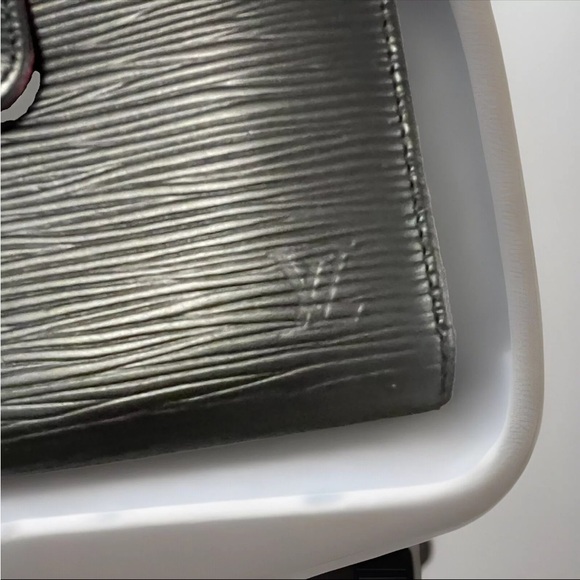 Authentic Louis Vuitton Epi Kiss Lock Wallet - Picture 4 of 12